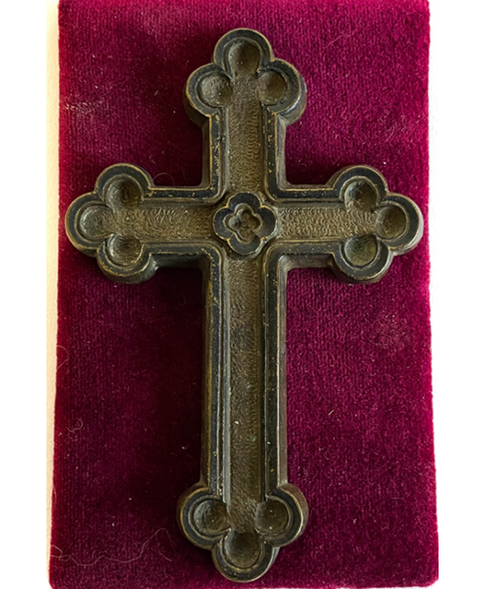 Bronzový křížek v gotickém stylu